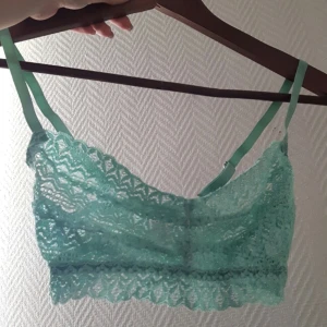  - En supersöt mintgrön topp från Topshop, som tyvärr var för liten redan när jag köpte den. Alltså inte använd. Pris kan diskuteras!