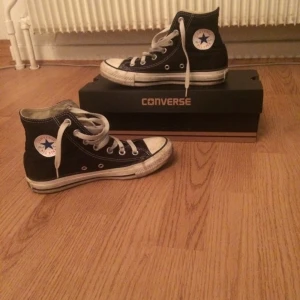  - Svarta Converse som min far köpte till mig i USA för ca 2 år sen, dock var de fel storlek och jag kämpade tappert med att ignorera det, men fick tyvärr erkänna mig besegrad. Använda ca 4-5 månader max.  Köparen står för frakten, betalning sker via Swish!👽✌️