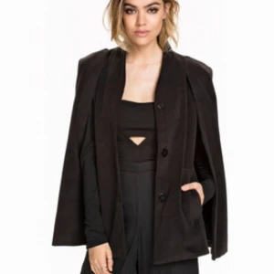  - Aldrig använd cape från Nelly. Kan mötas upp i Göteborg men även skicka, köparen står då för frakten. 