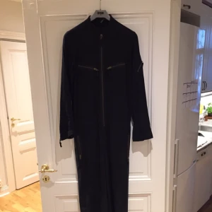  - Underbar byxdress från hm divided. Knappt använd så i gott skick! Häftiga detaljer såsom dragkedjorna på ärmarna och kragen som går lite högre upp. 