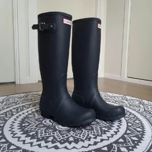  - Helt nya hunter i storlek 38, de ligger i originalkartong med handtag. De är mörkblåa och matta i färgen. Super snygga! Skickade mamma till att köpa dom, det blev fel storlek och bytesrätten har gått ut..  Därför säljer jag dom här. Nypris 1295 kr. Kan hämtas i Malmö/Lund eller skickas med post, köparen står då för frakten. 