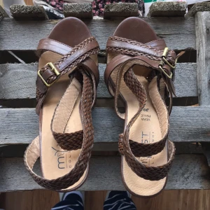  - Bruna sandaletter Aldrig använda Höjd 14 cm