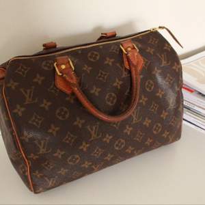 Äkta Louis Vuitton väska i modellen Speedy 30
Väskan är i väldigt bra skick men är köpt i andra hand, därav inget kvitto.. Hör gärna av dig för mer info eller fler bilder!! 