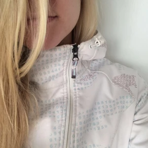  - Skidjacka Burton! Jättebekväm att åka i, värmande med sneddesignad dragkedja, inköpspris 3500kr, säljer billigt då den är använd men i gott skick, vill bli av med den annars slänger jag den😊 Den har nåt sjukt skönt teddy-material inuti som är lite to die for, ett bra plus att veta om😊💕 Kan mötas vid Mariatorget i Sthlm, annars frakt☺️