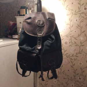  - En snygg mörkgrön retro ryggsäck köpt i en vintagebutik (därav står det ett telefonnummer på insidan av ryggsäcken, vilket dock knappt syns, bara fråga om bild på det), väldigt rymlig, perfekt för att få ned datorn i.

Kan antingen mötas upp i Stockholm eller så fungerar frakt men då ska portot diskuteras! 