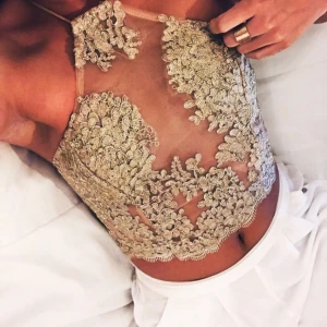  - Snygg topp i guld och meshmaterial och halterneck. Aldrig använd. Nypris: 300 här: 220 INKL frakt