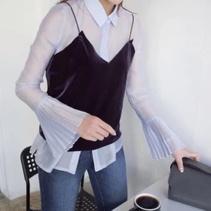  - Cool transparent skjorta i ljusblått med vida plisserade ärmar. Storlek S/M. Jag möts gärna upp vid intresse, jag jobbar precis vid humlegården så är i city.