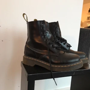  - Svarta Dr Martens i jättebra skick! Knappt använda pga fel storlek. Köparen står för frakten, tar betalning via Swish!