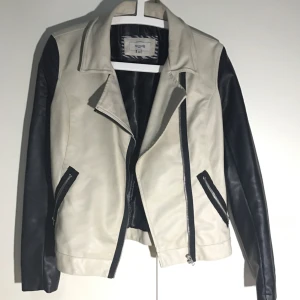  - Svart/beige skinnjacka Storlek 40 men passar 38, bra skick Kan mötas upp i Stockholm, kan skicka via post, köpare stå för frakt