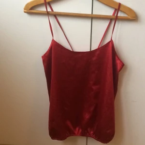  - Röd silkestopp med snörning bak! Jag är en 36-38 och den sitter bra på mig, så den funkar för olika storlekar beroende på önskad passform 