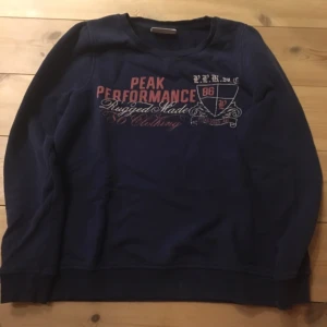  - Marinblå Tröja köpt från peakperformance. Perfekt att åka skidor i! Köpt för 800kr, mitt pris: 200kr
