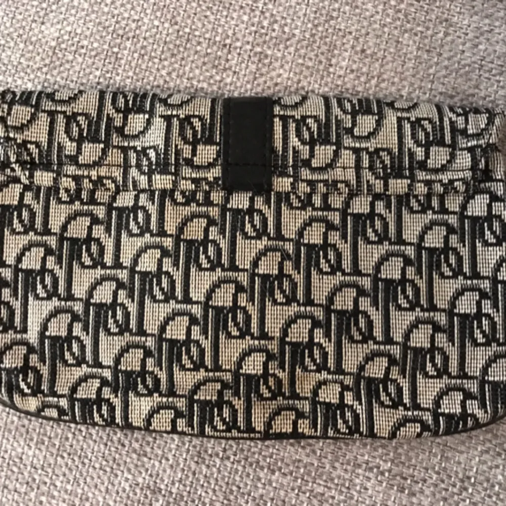 Vintage Dior clutch, köpt i second hand affär. Bra skick. 22 x 13 cm. Skickas spårbart med posten för 55 kronor.. Väskor.