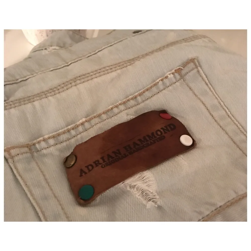 Ljusblå nästan vita jeansshorts av märket Adrian Hammond med snygga slitna detaljer. Väldigt bra skick! Jag använder Swish men vill du betala genom Plick SafePay så säg till 👖. Jeans & Byxor.