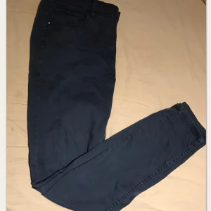  - Mörka jeans som är i bra skick. Frakten ingår inte. Hör gärna av dig om du har frågor. 🙂