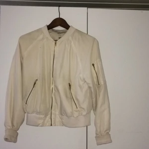  - Vit bomberjacka från Weekday i stl S. Säljer pga för liten, väl använd då den är hur skön som helst, men fortf i bra skick! 