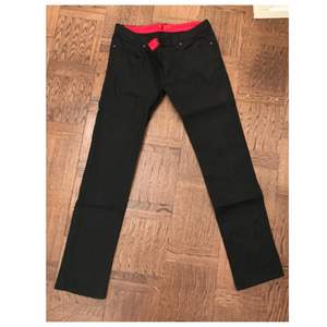 Svarta Hugo Boss-jeans. Knappt använda och supersnygga med de röda detaljerna. Strl 33, längd 34. Som nya i färgen. 

Önskas fler bilder är det bara att säga till! 👖 