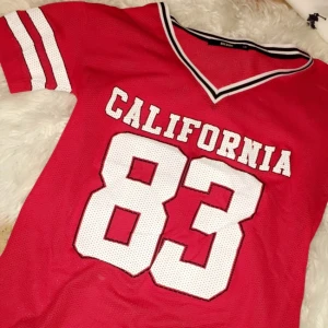  - Skitsnygg baseball tröja! Lite smått ihålig i tröjan. Knappt använd