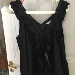  - Säljer en oanvänd vacker topp från HM. Prislapp kvar. Kan hämtas i Vasastan, swisch. 