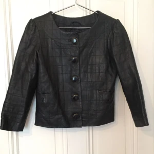  - Jacka i mjukt skinn med gulddetaljer i Chanel-stil. Storlek S. Sparsamt använd, kortare i modellen. Från danska Modström.