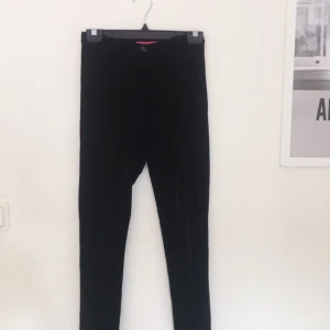  - Högmidjade "disco-pants" i svart velvet/sammet! Från Boohoo, använda 1 gång! 