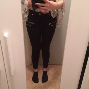  - Size 40 men passar mig med 38 bra. Jag är 174 cm lång. Använda EN gång, prislappen drogs bort idag och använde dem en skoldag men inte min stil. Swish endast, frakt ingår i priset! Vid möte i Kristianstad 90kr! 
