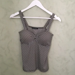  - Mönstrat linne med vadderad byst, köpt i Turkiet. I mycket gott skick, frakt tillkommer!