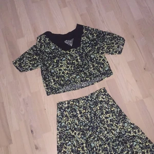  - Säljer ett fint set med topp och byxkjol för jag inte använder det. 