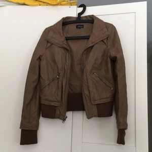 Skinnjacka (fejkläder) 🐻🌍❣️ - Oanvänd och brun jacka från topshop. Storlekar: eur 38/ us 6 / uk 10. Jag tycker att jackan passar någon med storlek 34/36. 🐻🌍❣️