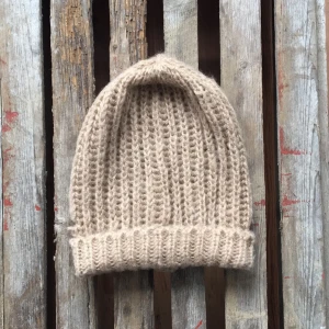  - Beige stickad mössa från gina tricot. Aldrig använd.