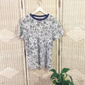  - Coolaste lilla tishan med najs mönster ✨ SÅ HIMLA BEKVÄM VAD HÄNDER ENZ 😭 passar pinglor som punglor 👫👫👫

Köpt på Urban Outfitters i toppskick 🔥

❗️Föredrar swish ❗️

FRI FRAKT 💌