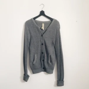  - Superskön kofta från Pull & Bear. Ganska välanvänd. Saknar översta knappen. 