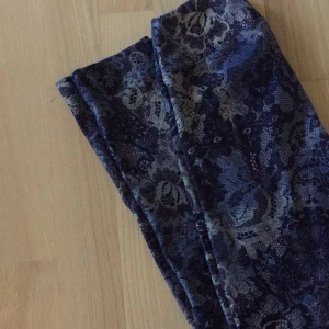  - Säljer mina blommiga, kvalitets fina leggings. Push up funktion har de. 