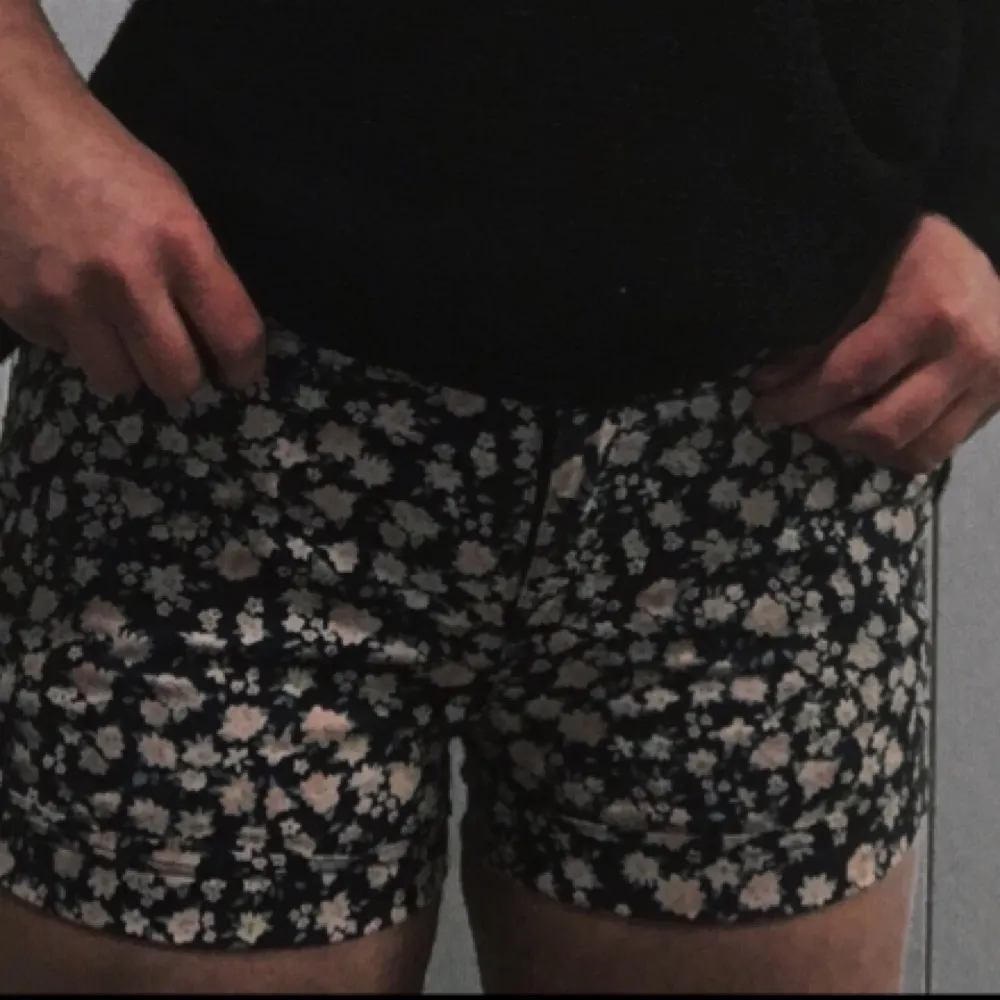 Jätte gulliga blommiga jeansshorts 🌸🌼 
Har både fram och bakfickor samt är ganska låga i midjan! 
Köparen står för frakten! . Shorts.