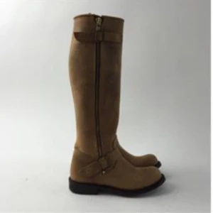  - Säljer mina fina Prime boots! De är i fint skick! Knappt använda. Bootsen är i beige färg med guldfärgad-dragkedja på sidorna! Bilderna är tyvärr rätt suddiga men vid intresse kan jag skicka bättre bilder!  