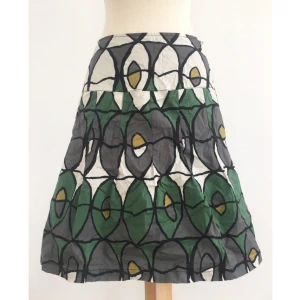  - Mönstrad kjol.

Märke: Ze-Ze
Storlek: 34
Skick: Mycket gott. Använd 2-3 gånger.

Pris: 100 kronor

Frakt: Betalas av köparen.