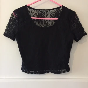  - Tunn svart magtröja i spets. Den är transparent baktill och fram så har den ett undertyg. Aldrig använd och i fint skick!
