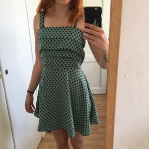  - Supergullig klänning från Fröken Söt. Blankt satin-aktigt tyg med fint fall. Tyvärr så har sömmen i sidan gått upp lite (se bild) men det går lätt at fixa för den som är lite händig. 