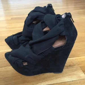  - Klackar i läder och mocka topshop! 
Klackhöjd 12 cm. 
Väldigt bekväma och enkla att gå i trots sin höjd eftersom de är kilklackar! 

Frakt 52kr ✨ jag har svisch ✨✨

