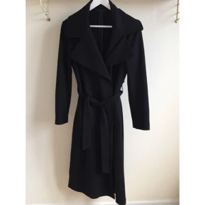  - Filippa K kappa, modell ina coat. 
Inköpt hösten 2015 för ca 4000kr. 
80% ull 20% polyamid. 

Kappan är knappt använd så den känns fortfarande som ny! Stängs med fyra knappar samt skärp. 
Rymlig för att vara en XS så finns plats för en tröja under. 

Frakt 52kr! Jag har svisch ✨✨✨
