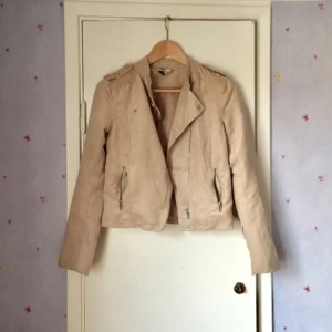  - Beige (faux) mocka jacka. Använd ett fåtal tillfällen. Passar 34-38. 