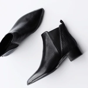  - Passa på och köp dessa juveler, Acne Jensen Boot, Black Grain. Storlek 38. Helt nya i skokartong med skopåsar, aldrig använda❣️