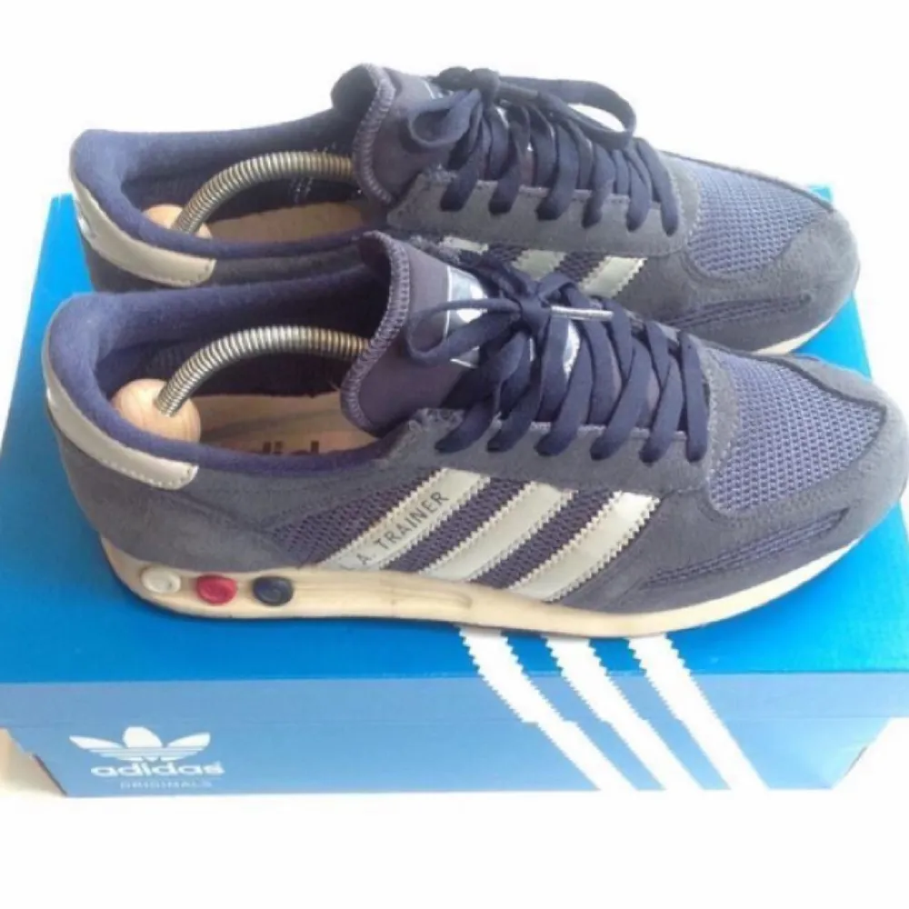 adidas originals L.A. trainer i dess navy originalfärg, strlk 39 1/3 (UK 6 eller US 6,5). Skor.