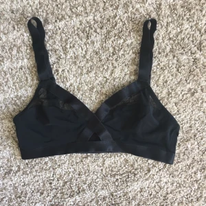  - Bygellös bh från hm, säljer för att jag inte är nöjd med hur den sitter.  Frakten ingår i priset (28kr) 🌱