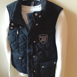  - Bondelid väst i nyskick. Använd Max tre gånger. Inköpt på MQ men kommer tyvärr inte till användning och väljer därför att sälja. Har swish. Hör av er vid fler frågor och funderingar. 