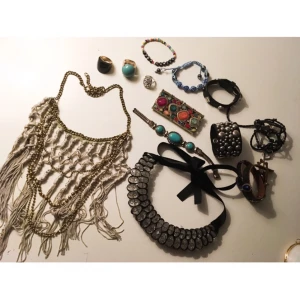  - Säljer allt detta för 200 kr. Vissa saker är inte ens använt. 3 ringar, 8 armband, 2 halsband. 

Om du inte kan mötas upp i Göteborgsområdet så skickar jag gärna smyckena men köparen står då för frakten. Säljer en del annat, gå gärna in på min profil och kolla! 