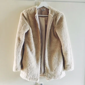  - Beige fuskpälsjacka, säljes pga att den är lite för stor för mig (jag är en XS vanligtvis). Frakt kostar 50kr.🌸