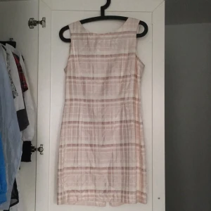 Rosa klänning  - John Roberts petit klänning. Köpt från Beyond retro men aldrig använd av mig! Jag kan både skicka och mötas. 