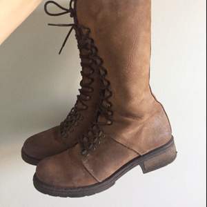 Fall/winter genuine leather boots in a very good condition.