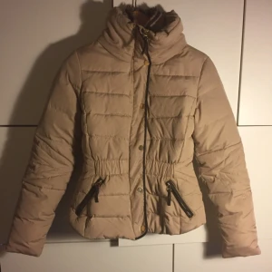  - Beige dunjacka från Vera Moda strl. S 
Sitter perfekt och är både varm och skön. Super fint skick! 
Kan mötas eller skicka. 