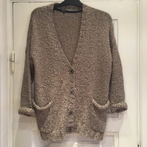  - Brun-beige kofta med lite svart och silver i säljes. Från Lindex, storlek M. 😊 Skickas, köparen står för frakten 💌